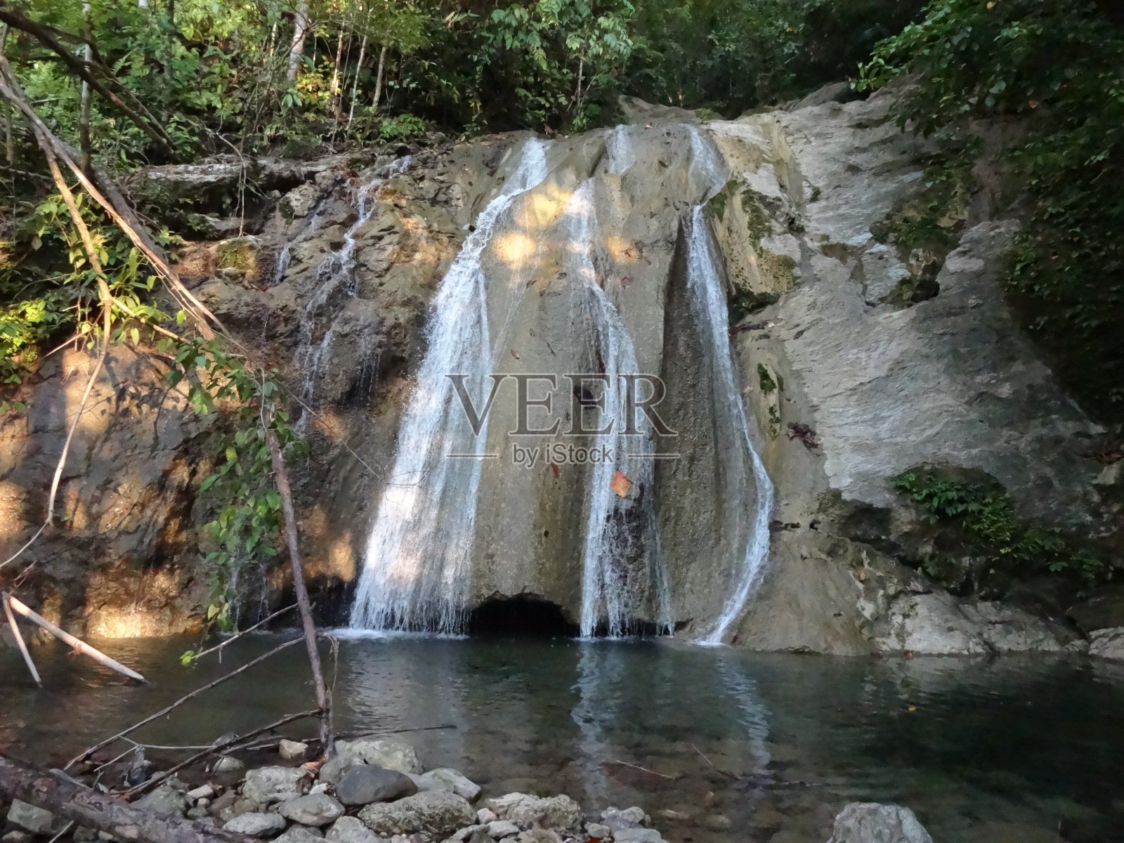 森林里几乎干涸的瀑布照片摄影图片