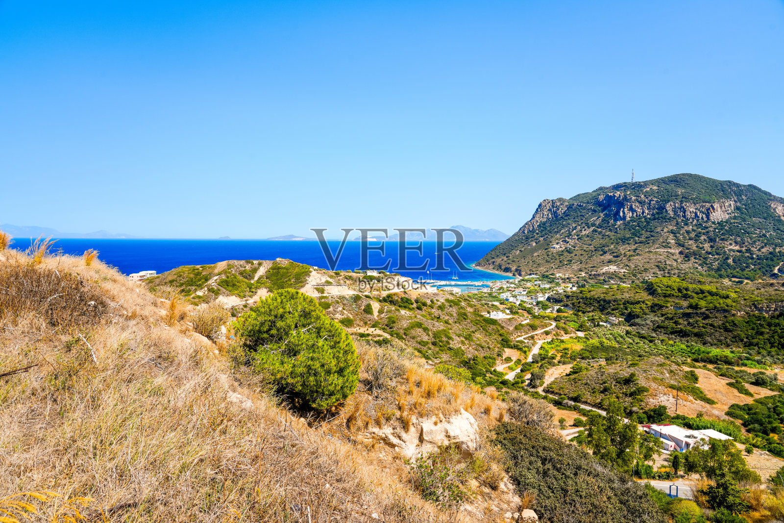 从希腊科斯岛上的一座山上俯瞰风景和地中海。照片摄影图片