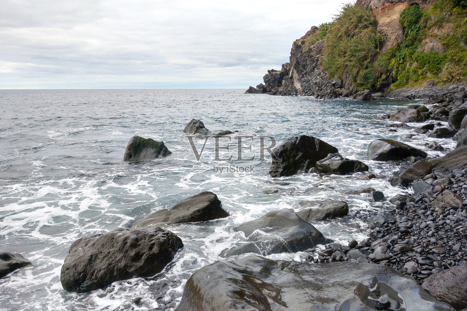 大西洋中马德拉岛的岩石海岸。火山岩。照片摄影图片