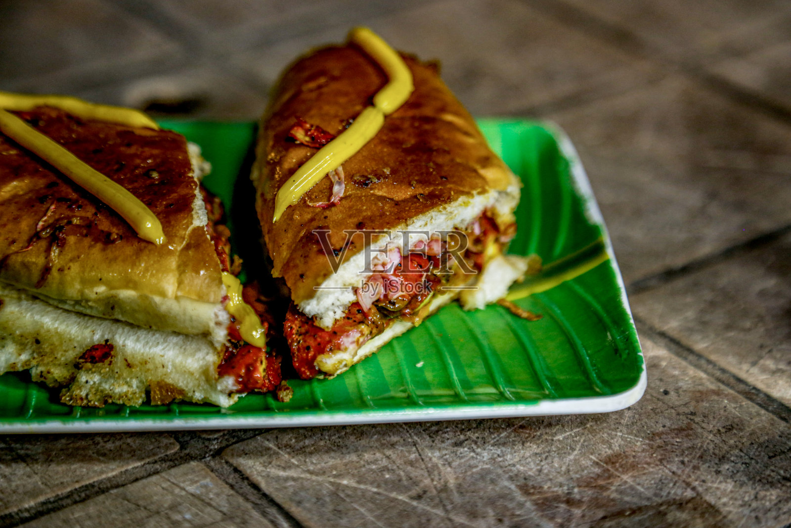 美味的鸡肉潜水艇三明治和汉堡照片摄影图片