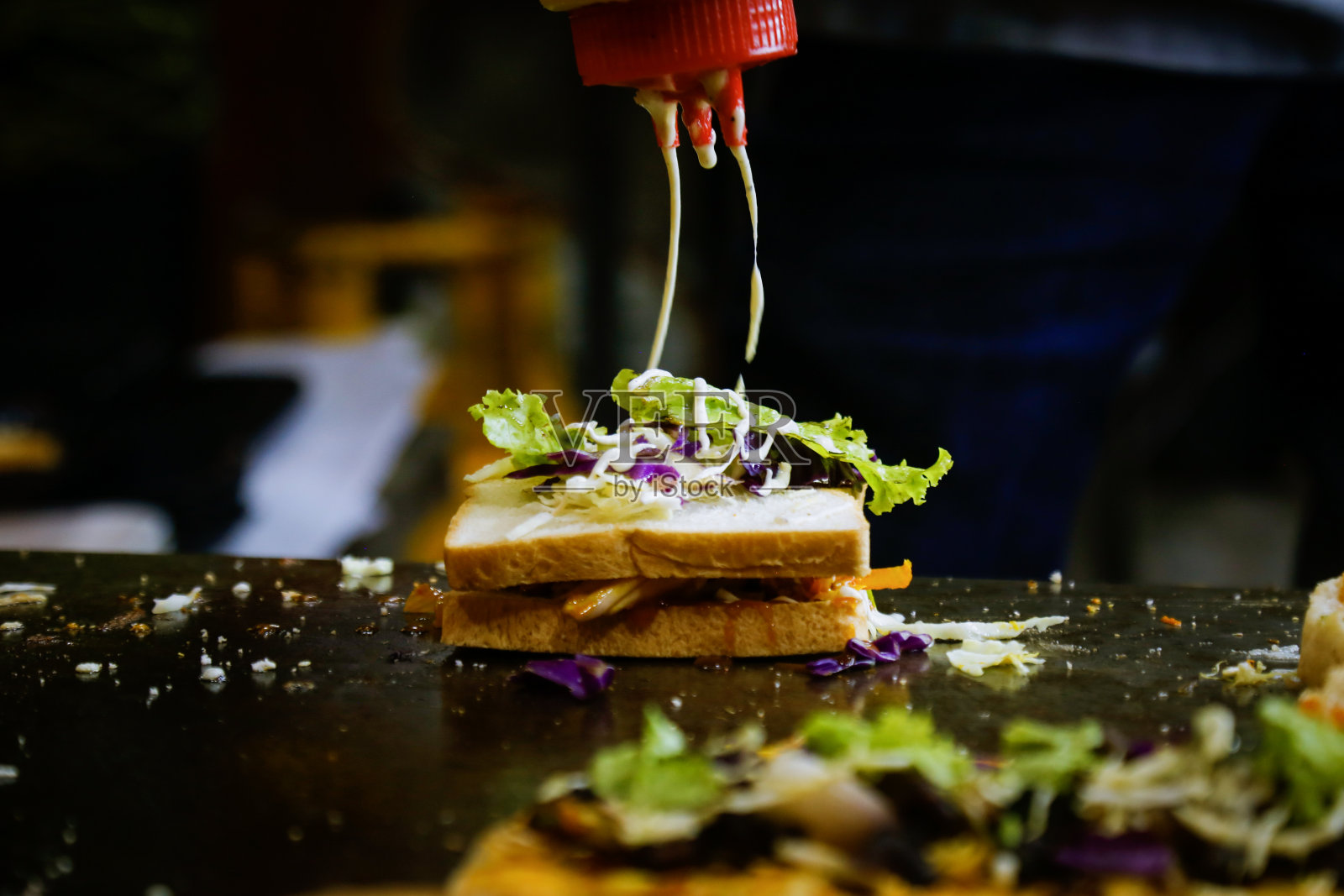 美味的鸡肉潜水艇三明治和汉堡照片摄影图片