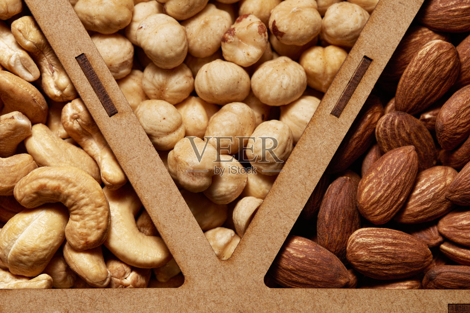 剥皮生腰果仁，榛子和杏仁展示。特写俯视图。照片摄影图片