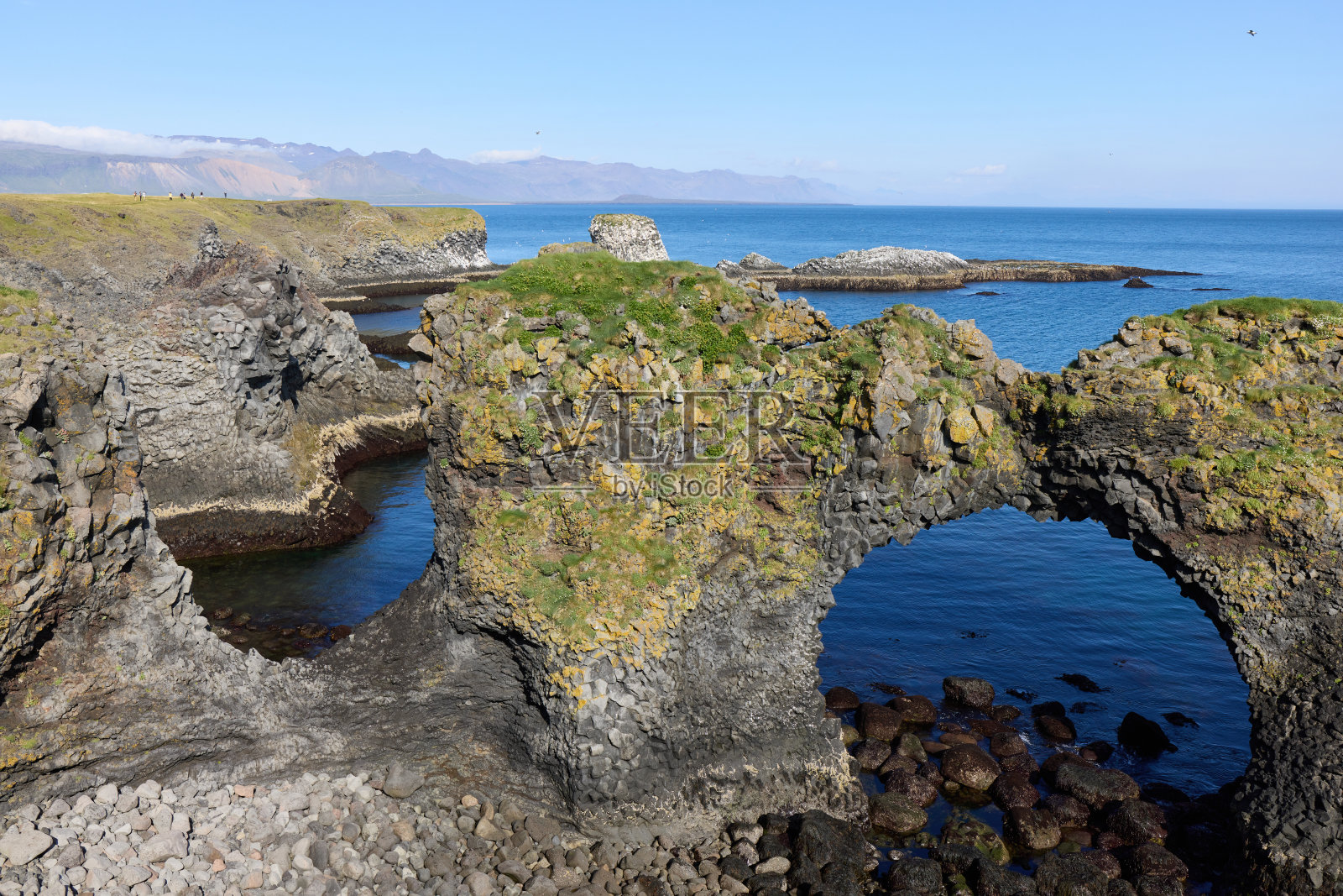 冰岛。阿纳斯塔皮——斯奈费尔斯半岛上风景如画的火山岩悬崖。海鸥的栖息地。照片摄影图片