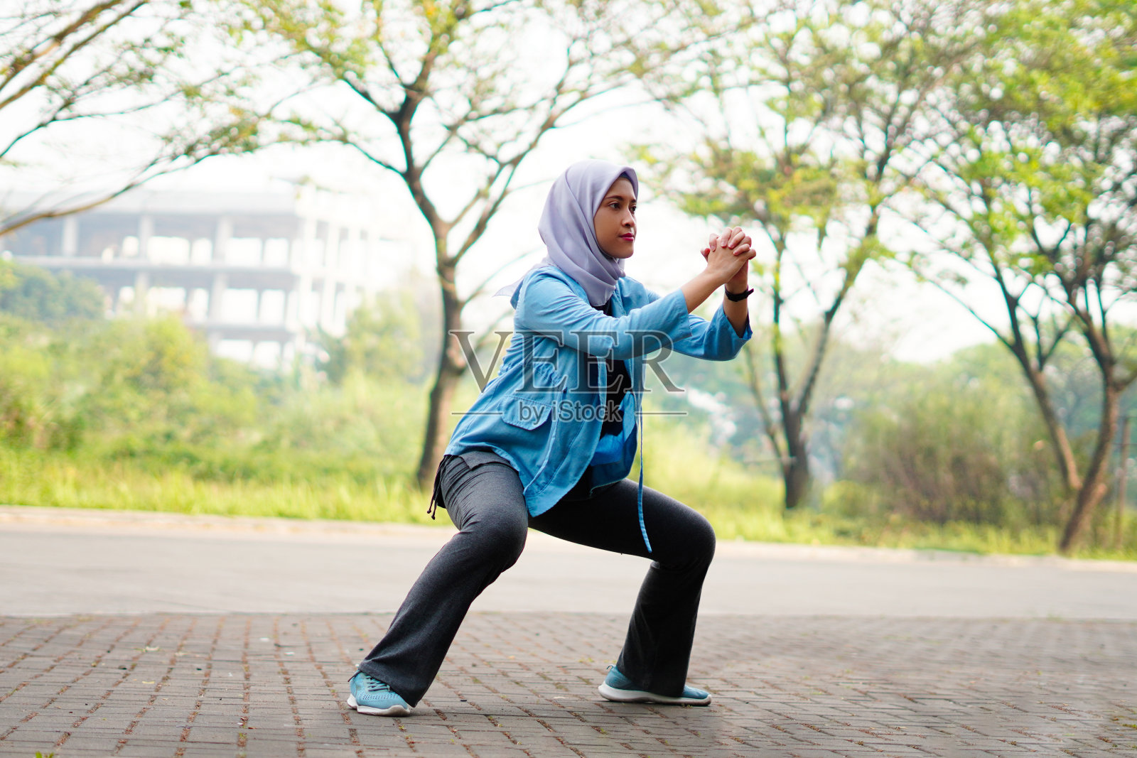 年轻的亚洲穆斯林妇女在早晨锻炼。慢跑及运动概念照片摄影图片