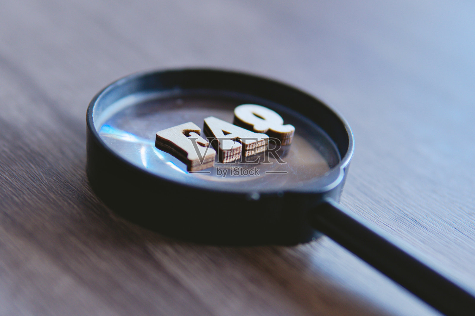 放大镜的特写图像和常见问题解答。照片摄影图片