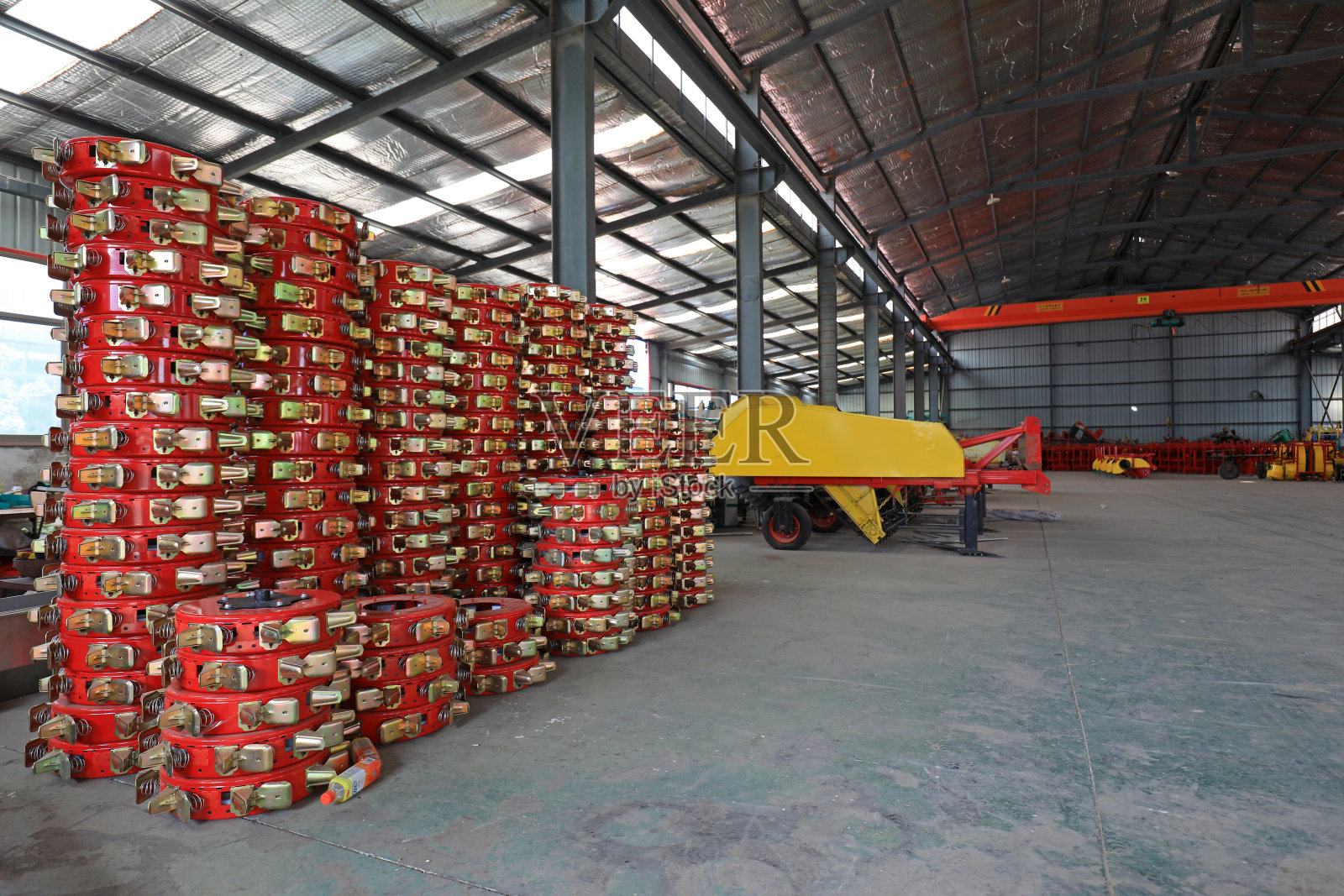 农机配件整齐地摆放在华北生产车间照片摄影图片