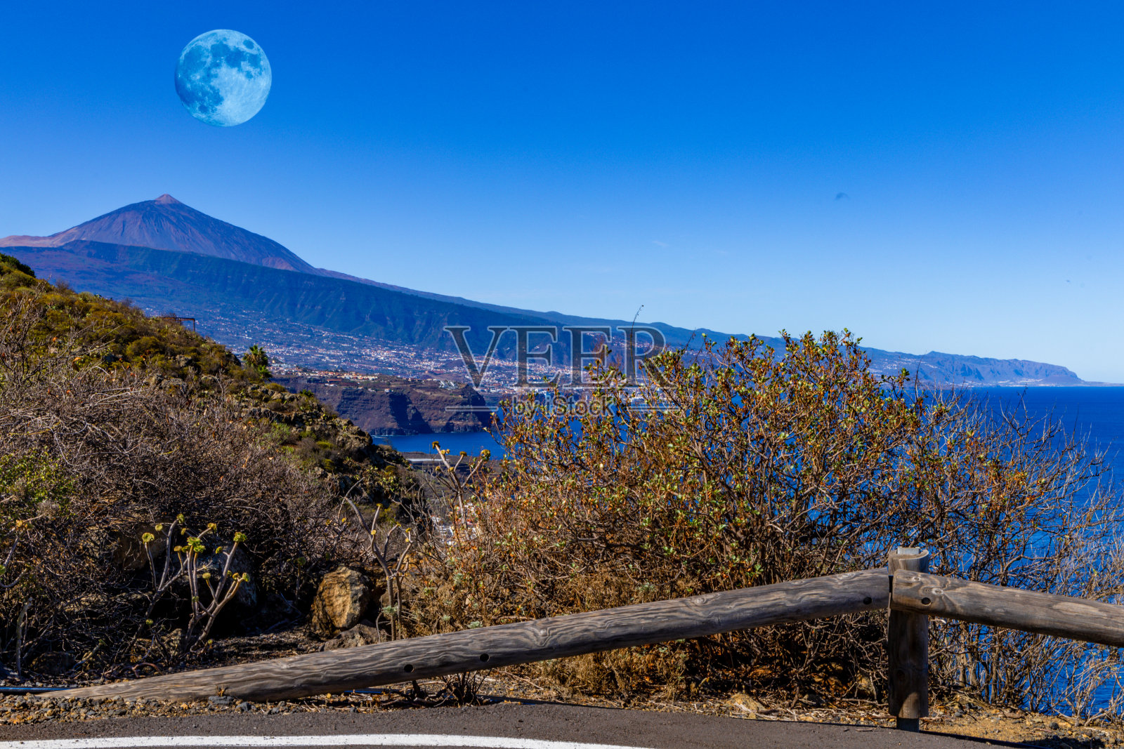 西班牙泰德火山上的满月照片摄影图片