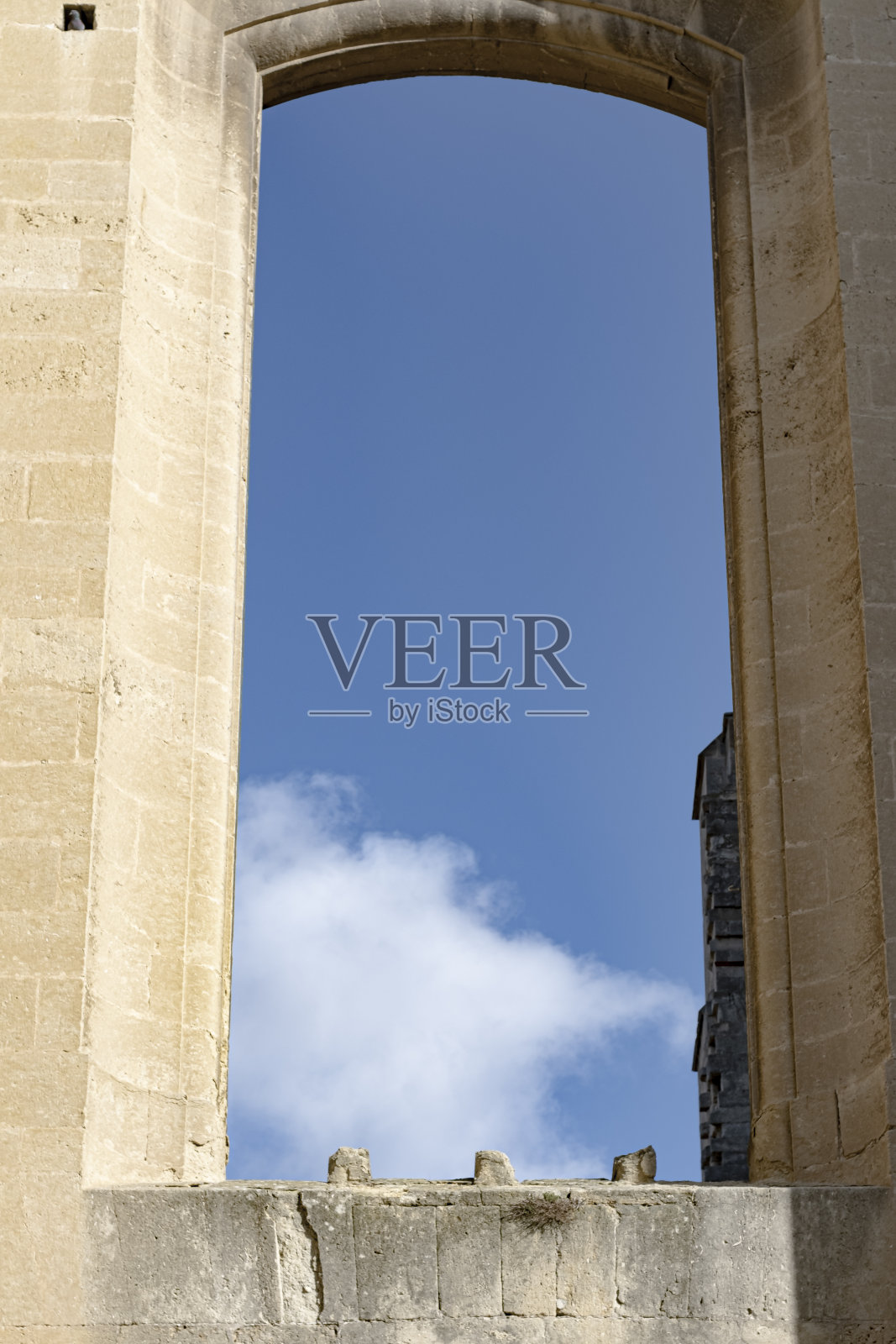 法国纳博讷，石头窗框上的蓝天照片摄影图片