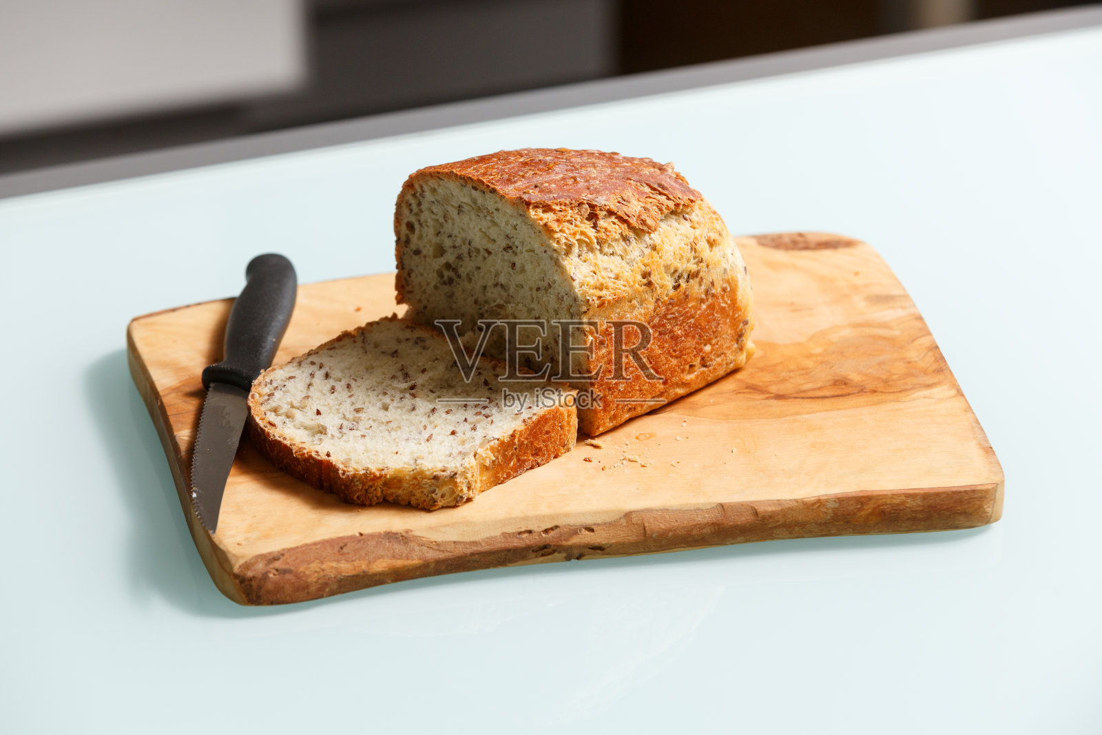 近距离观察放在砧板上的切好的种子粒照片摄影图片