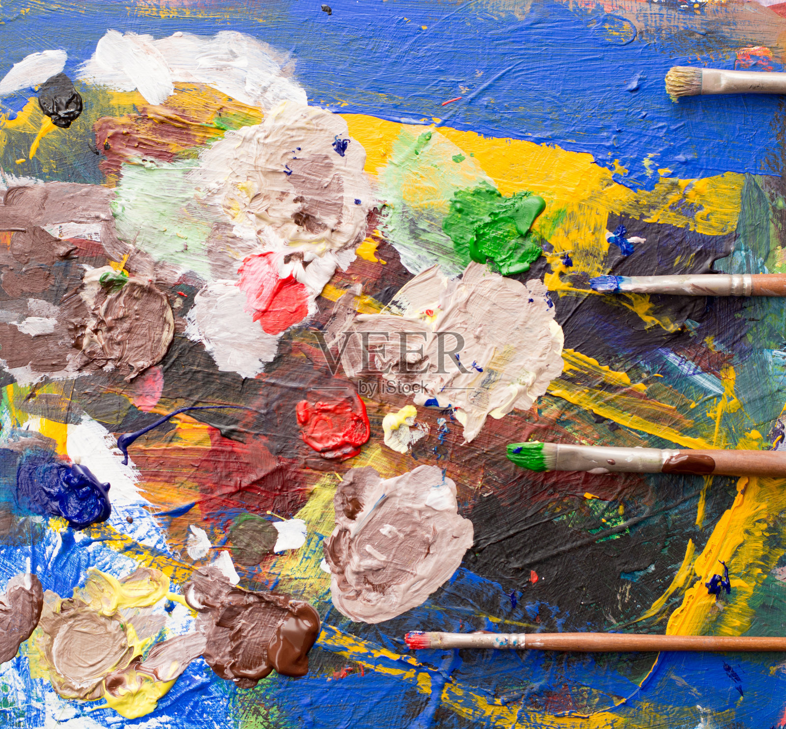 在调色板上混合颜料照片摄影图片