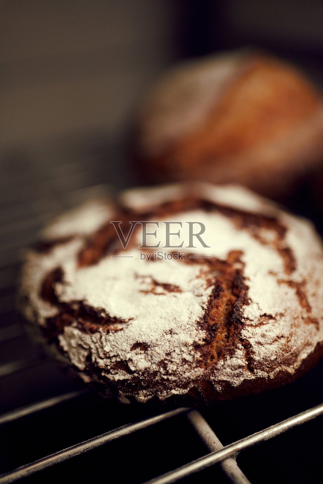 有选择性对焦的特写图像。架子上摆放着各式各样的金黄脆皮全麦面包。烹饪的概念。照片摄影图片