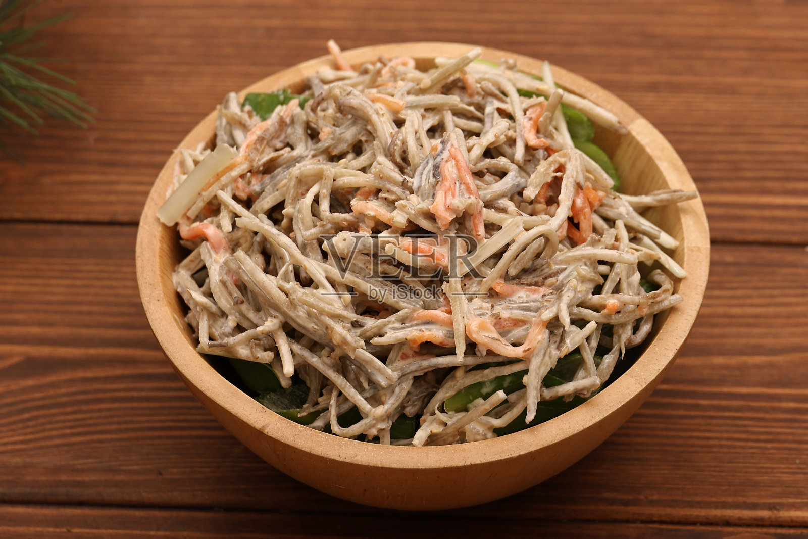 用木碗盛牛蒡沙拉照片摄影图片