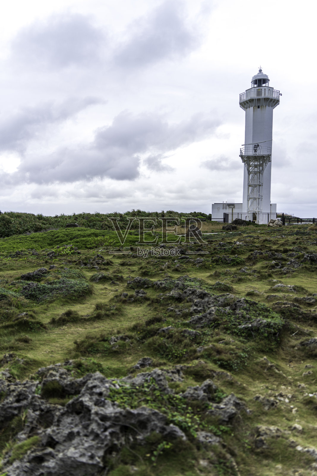 海角上的白色灯塔照片摄影图片