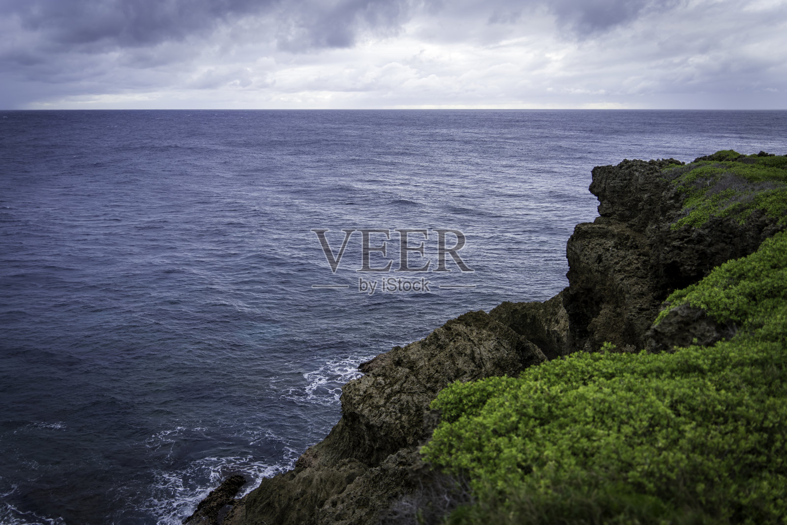 陡峭的悬崖和大海照片摄影图片