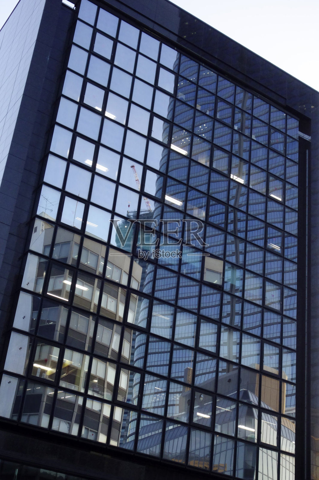 建筑物反射在镜子墙上照片摄影图片