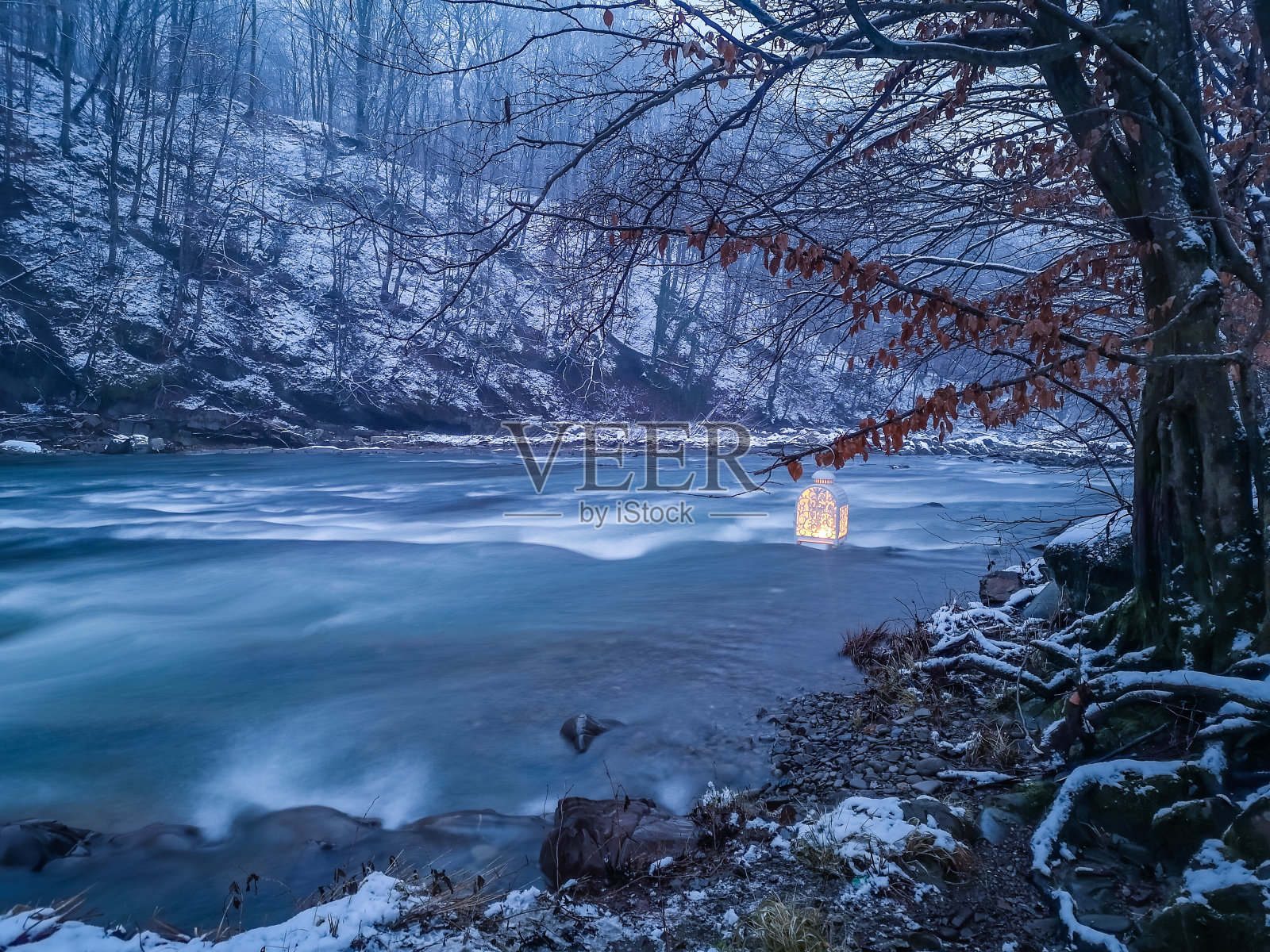 雪景中有雾的山河和灯笼照片摄影图片