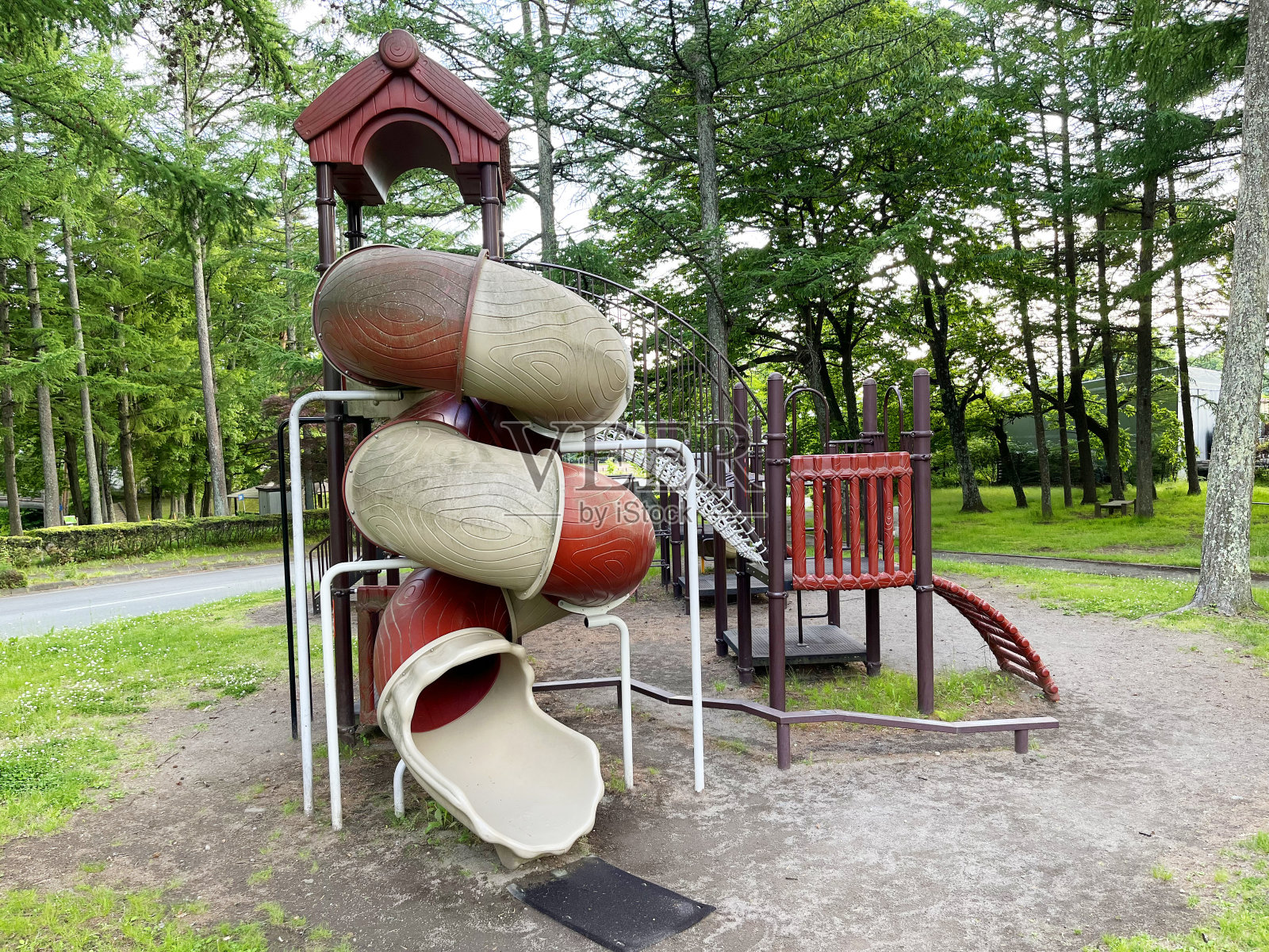 公园里孩子们的玩具照片摄影图片