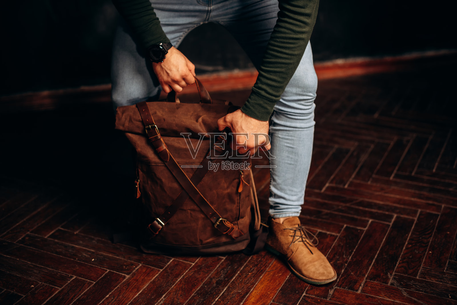 男子持有帆布背包配件。为旅行者手工制作的背包。照片摄影图片