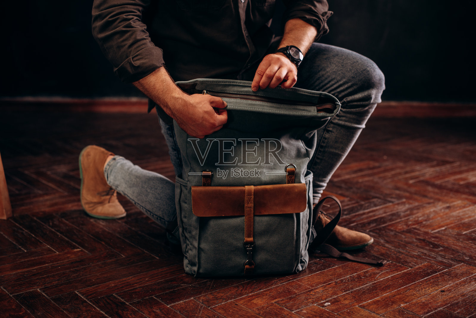 带着时尚单肩包的潮男。生活方式，时尚，风格和人的理念照片摄影图片