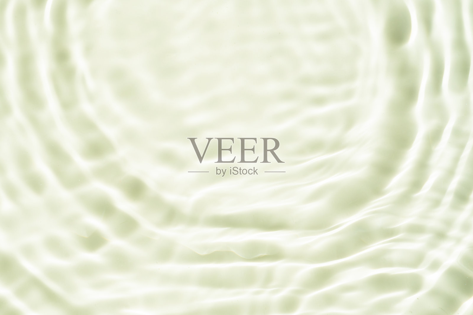 俯视图背景夏季自然米色表面，清澈的水与涟漪和飞溅。水面有波浪和概念背景化妆品润肤霜的色调照片摄影图片