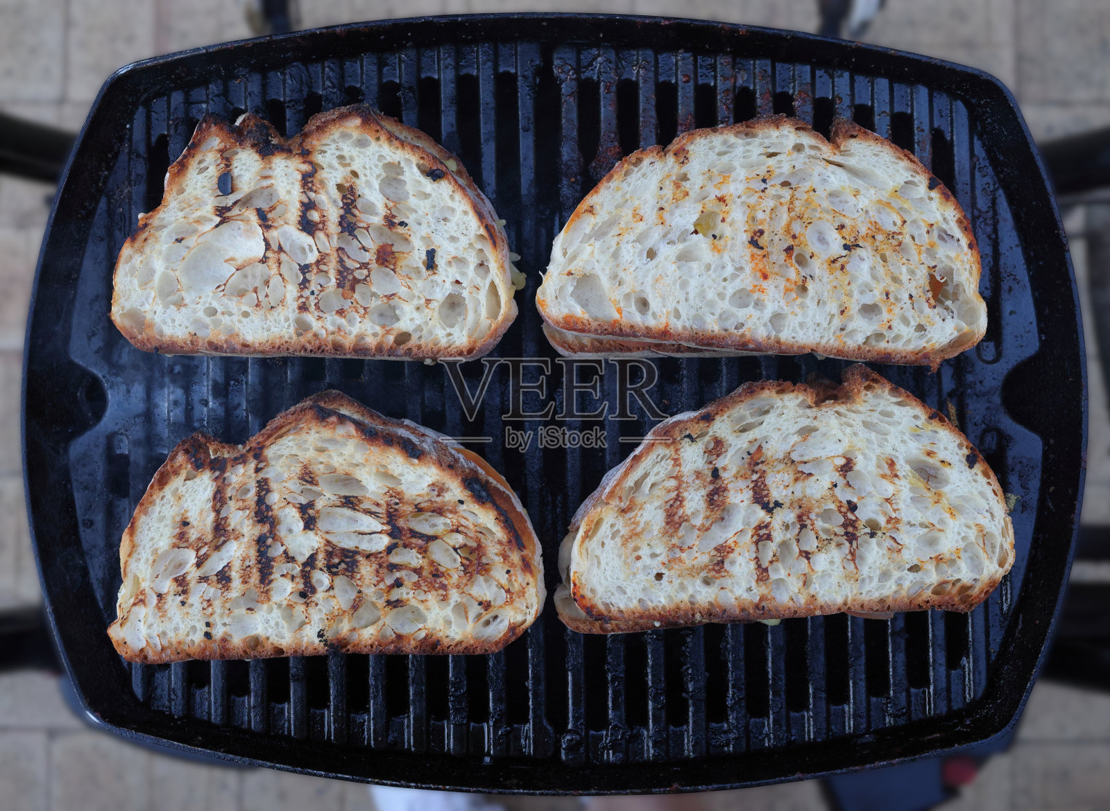 烧烤羊排、排骨和三明治照片摄影图片