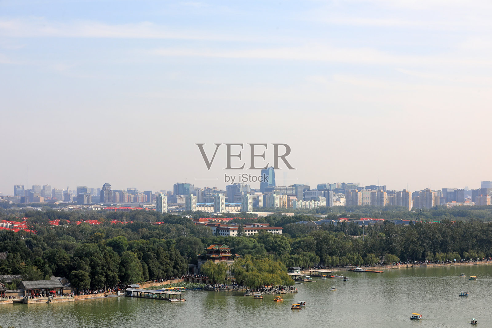 北京颐和园与中国现代城市景观遥相呼应照片摄影图片