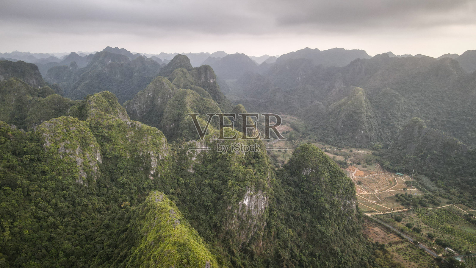 越南北部吉巴岛鸟瞰图照片摄影图片