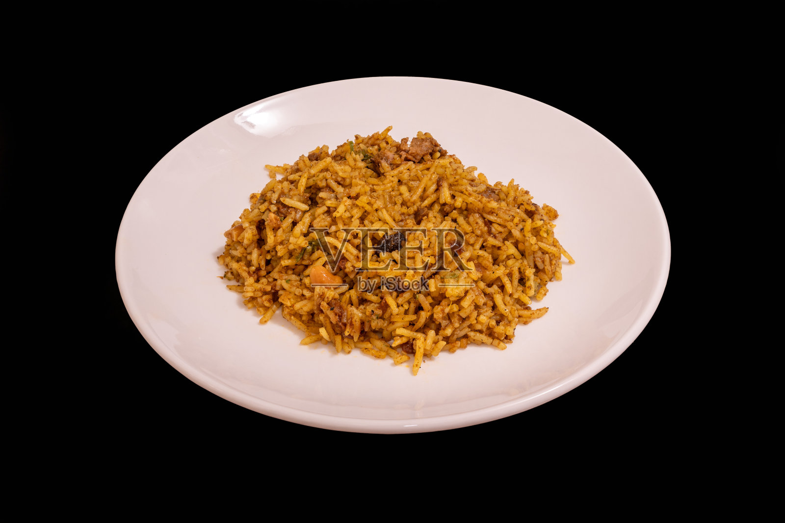 黑色背景下白色盘子上的斯里兰卡印度香饭照片摄影图片