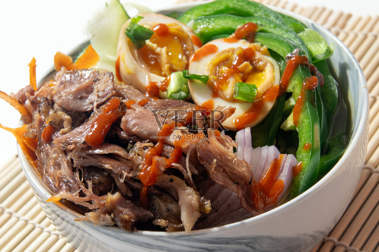 美味的红烧鸭肉拉面汤碗照片摄影图片