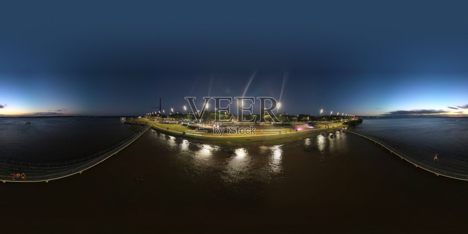 夜间用无人机360度航拍滨水公园照片摄影图片