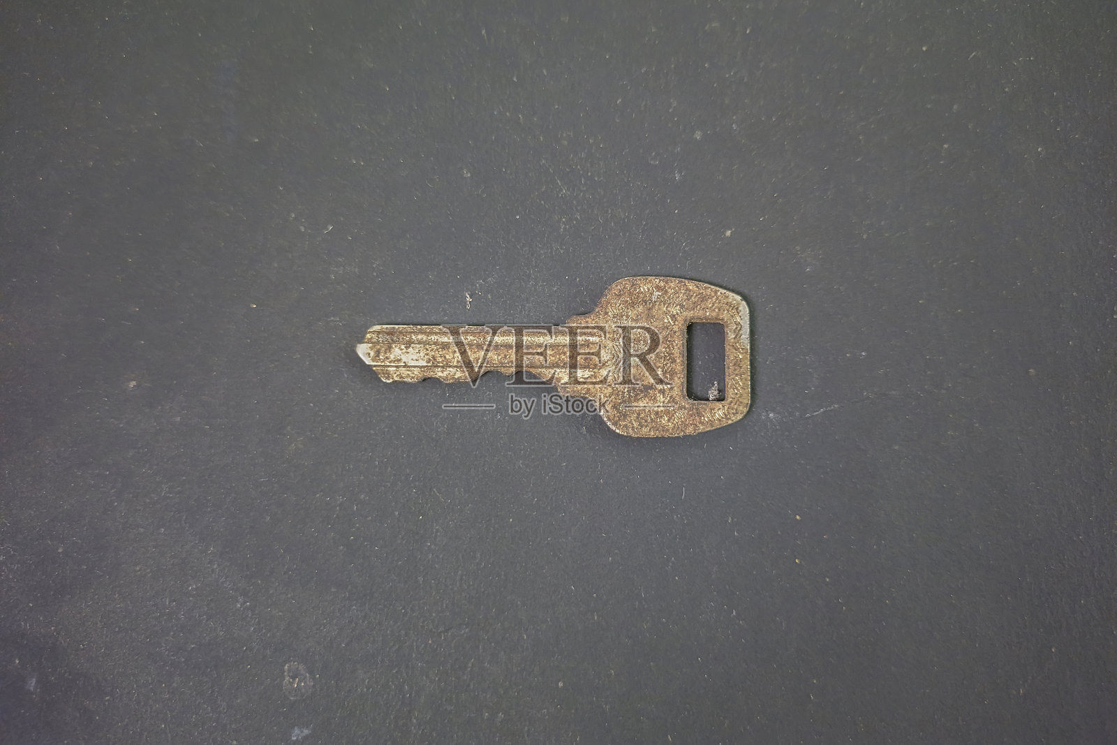 黑色背景上生锈的旧房子钥匙照片摄影图片