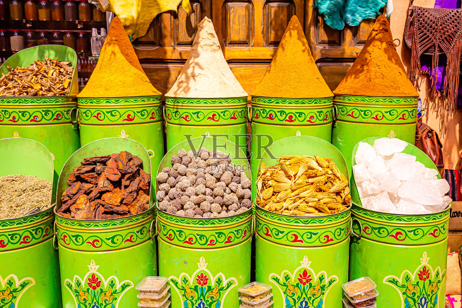摩洛哥，装在绿色锡罐里的香料市场照片摄影图片