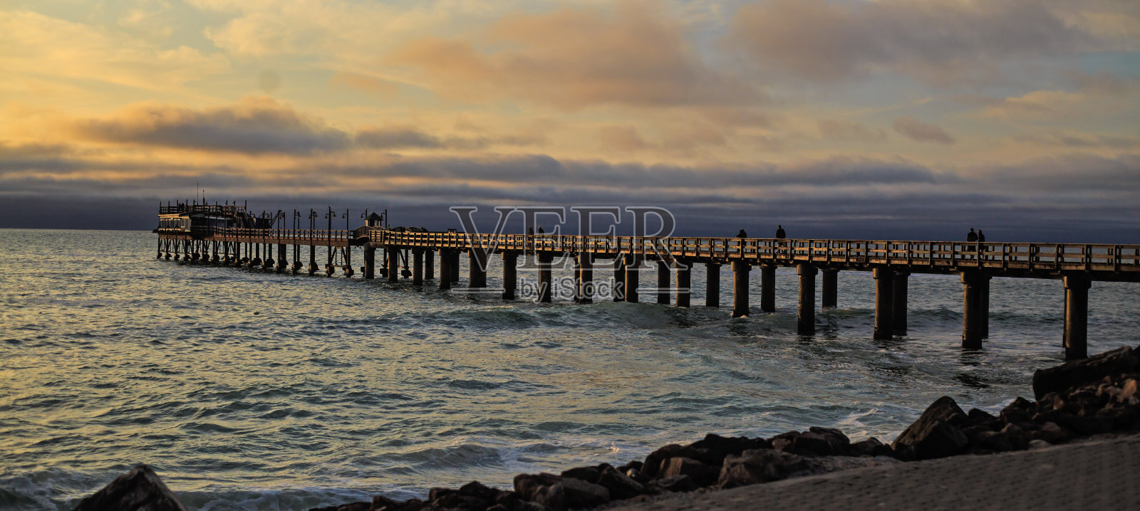 斯瓦科普蒙德码头，夜晚暴风雨的天空照片摄影图片
