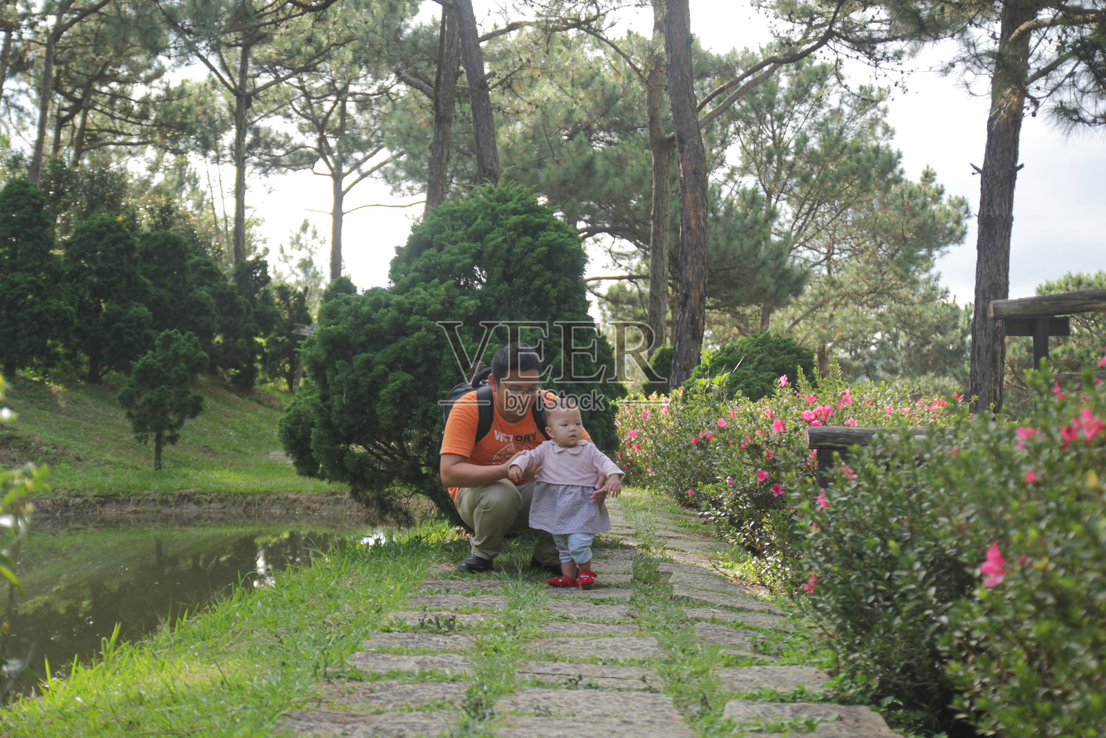 父亲和女儿在美丽的风景中拍照照片摄影图片