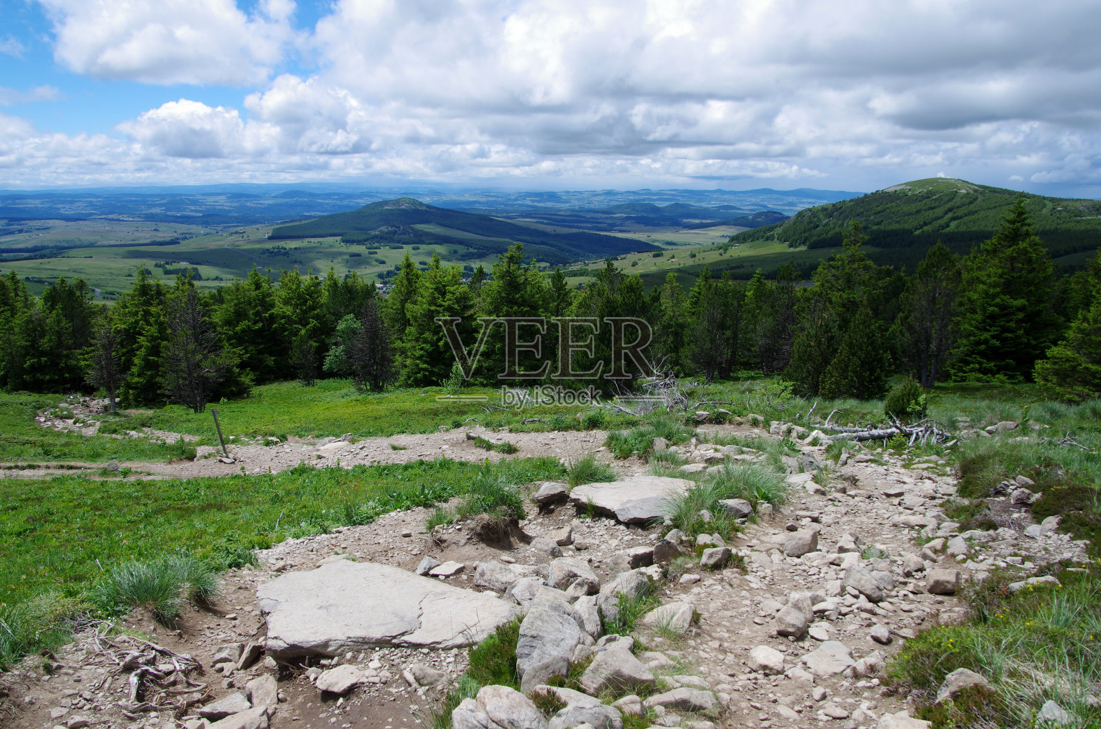 位于欧洲法国阿尔代什的梅曾茨山照片摄影图片