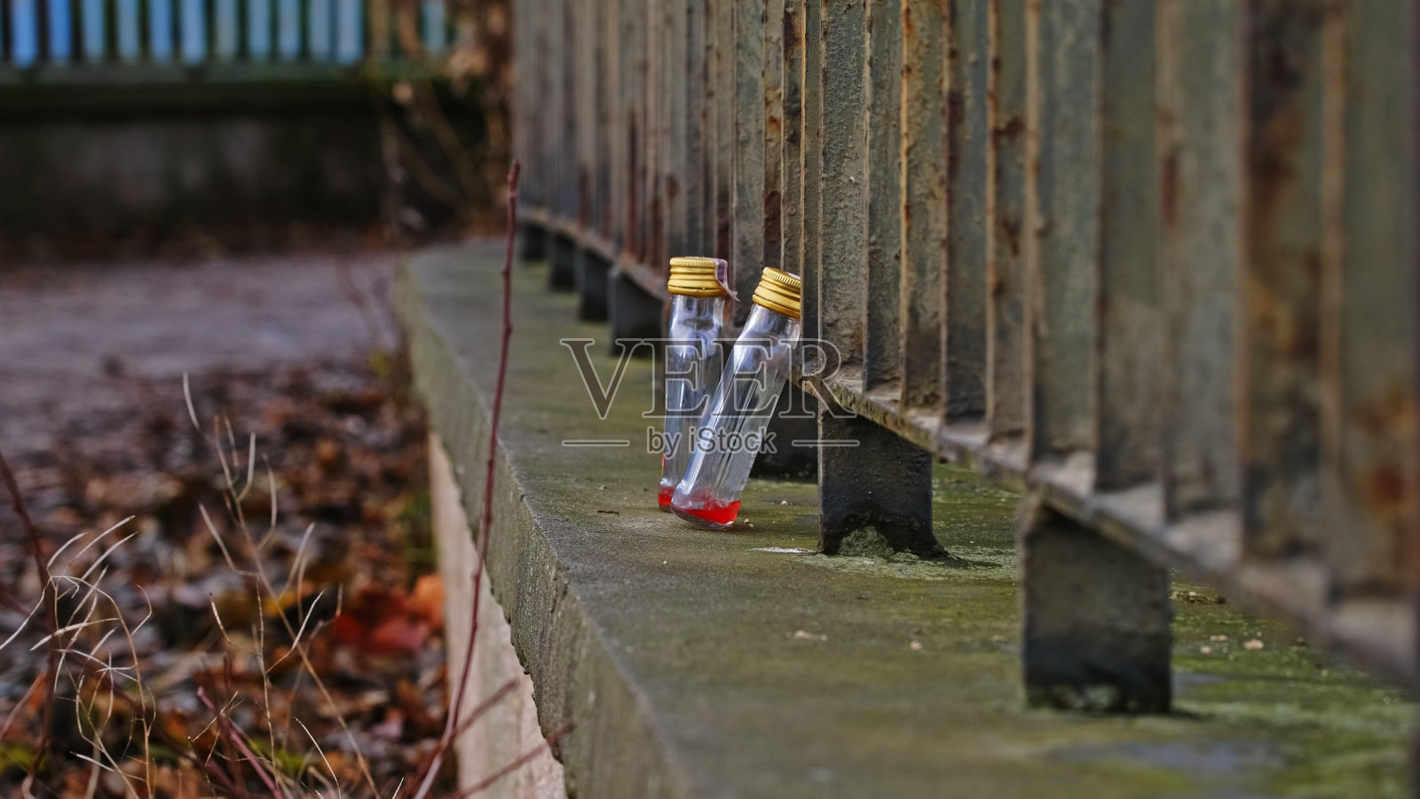 在人行道上留下的樱桃味伏特加烈性酒空小瓶照片摄影图片