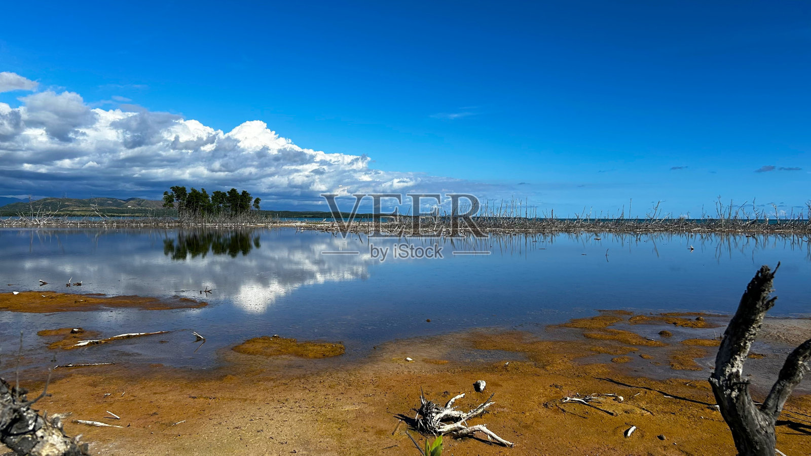 侏罗纪湖照片摄影图片