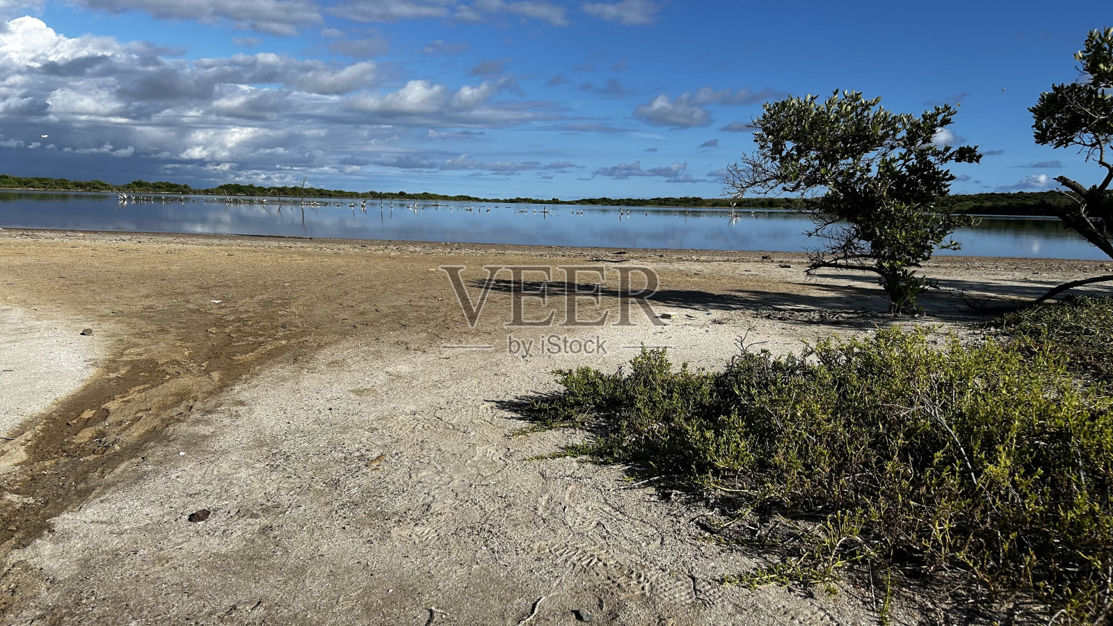干涸湖上的风暴照片摄影图片