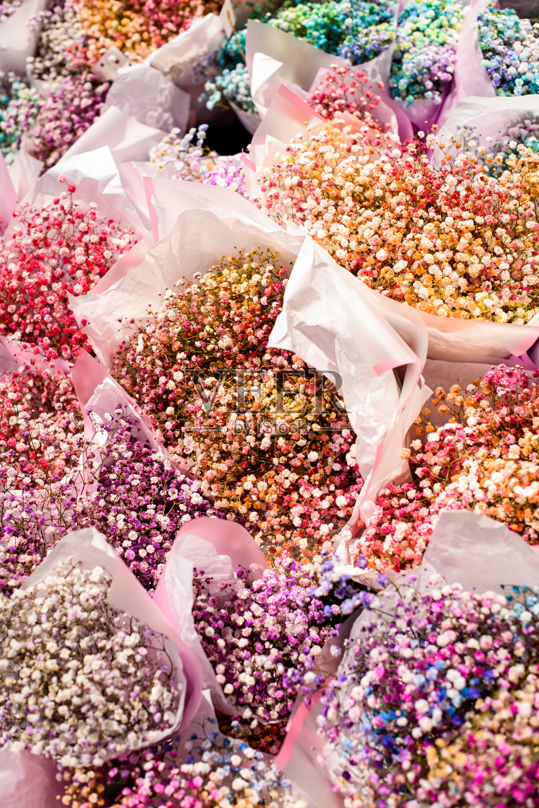 五颜六色的花店橱窗，各式各样的人造花。出售吉普赛人。照片摄影图片