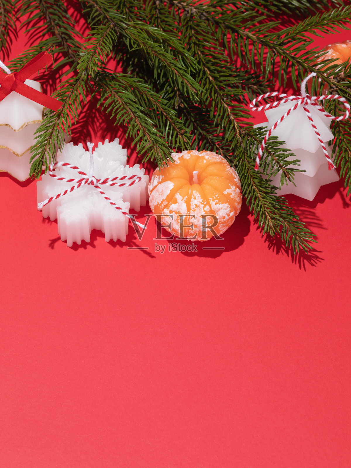 各种香味蜡烛与冷杉枝在红色背景与复制空间照片摄影图片