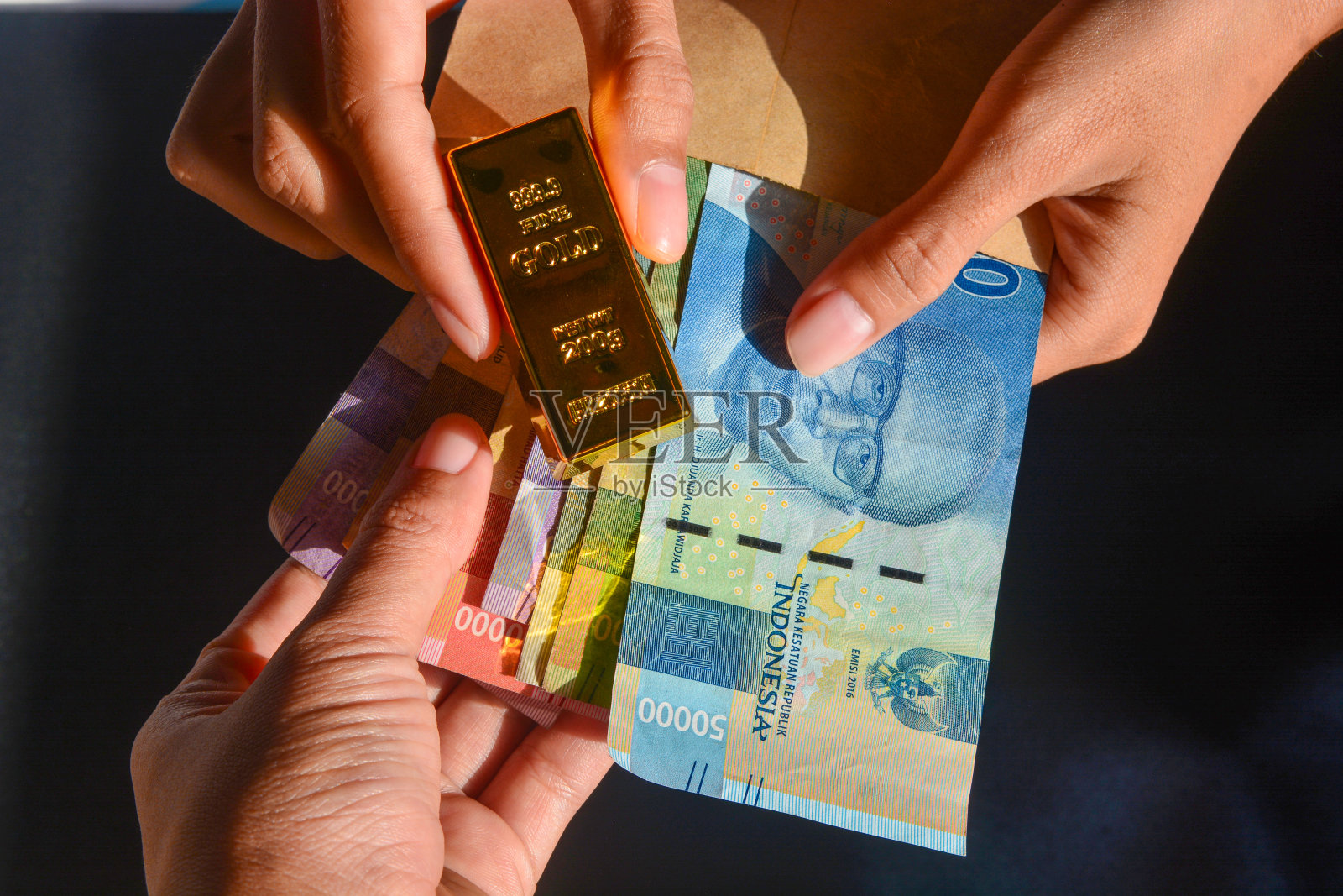 印尼盾货币概念、金条200g及金融概念照片摄影图片