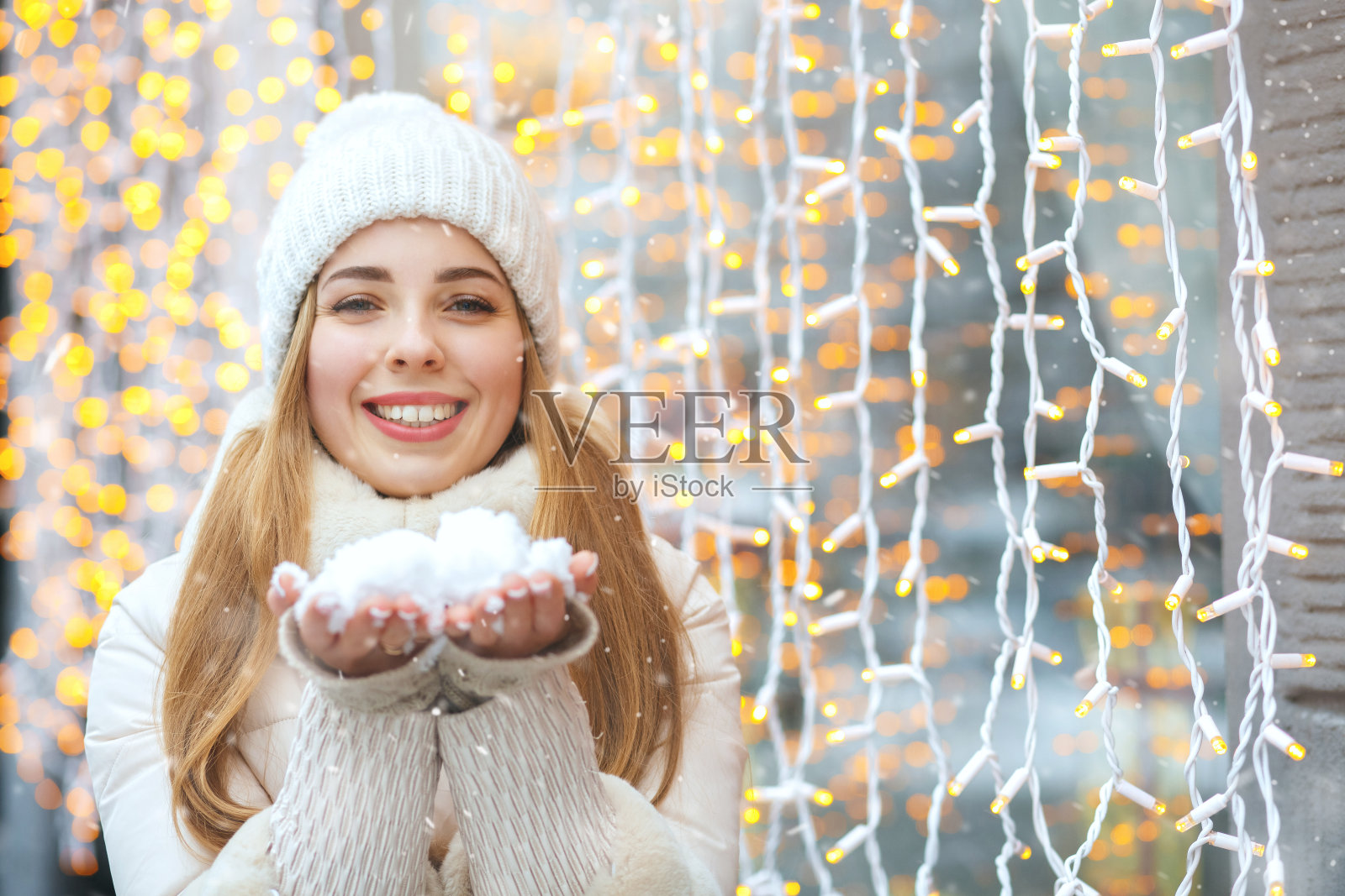 快乐的女士手里拿着雪照片摄影图片