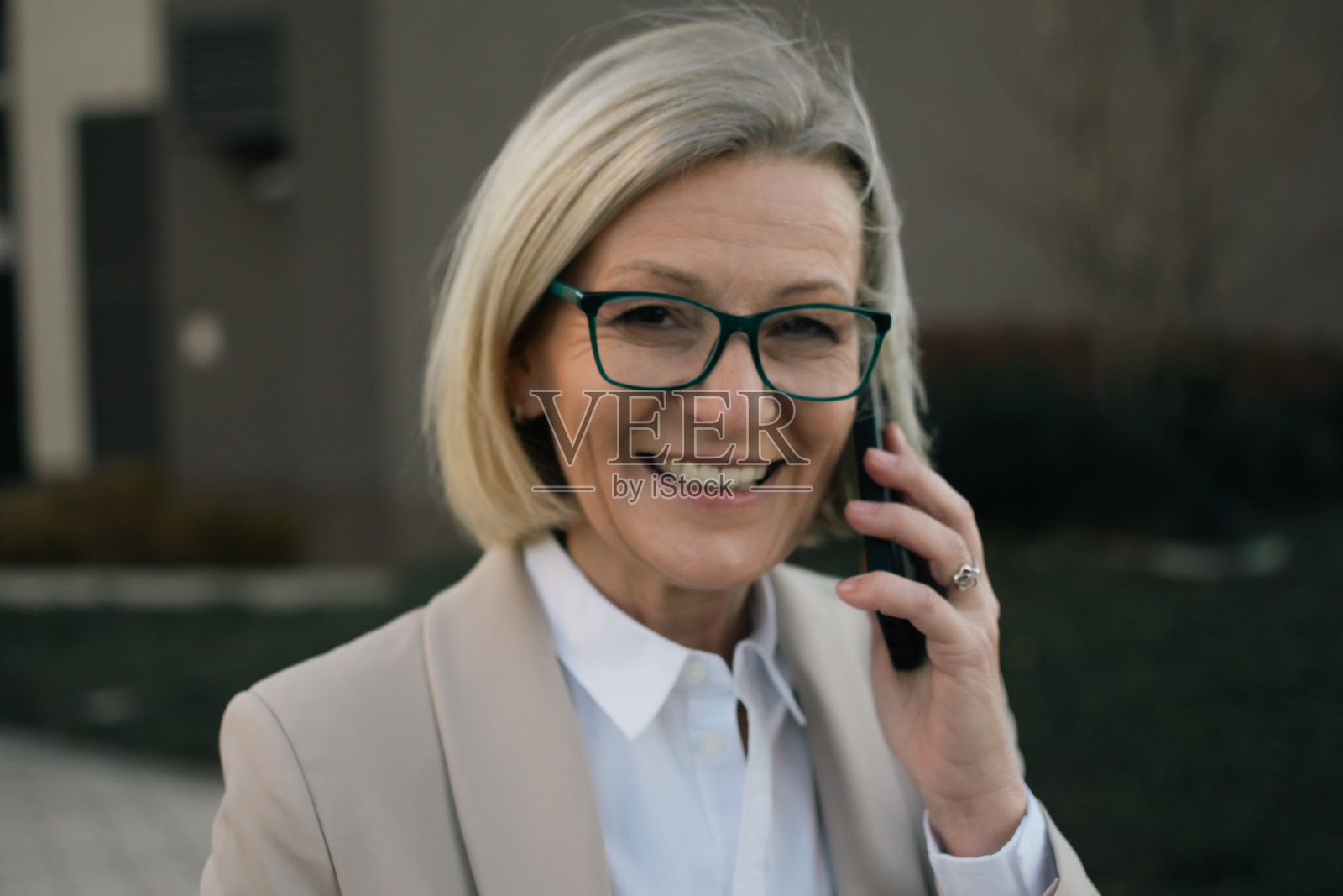 外面是一个成熟的金发女商人的肖像照片摄影图片