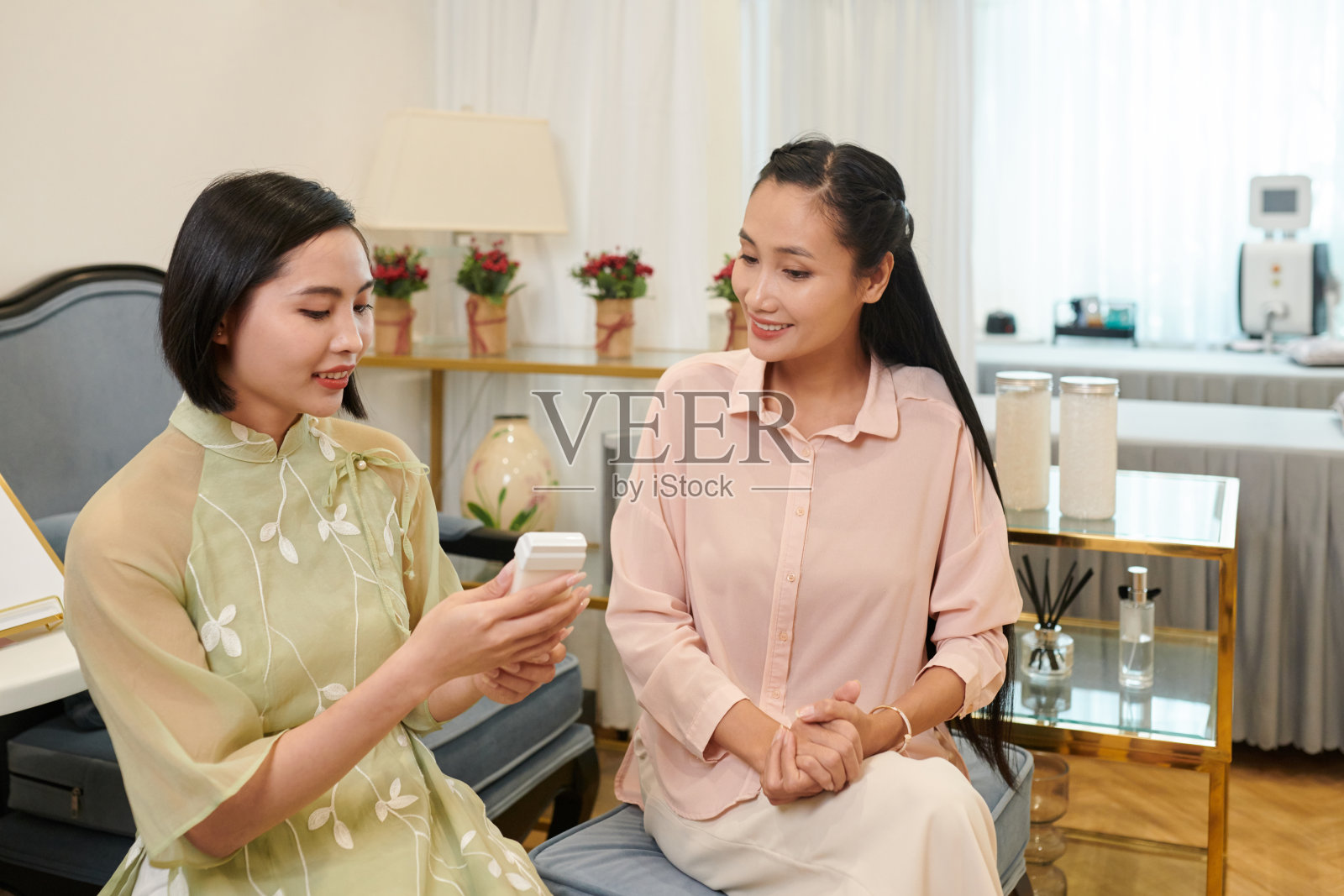 美容师展示蜡盒照片摄影图片