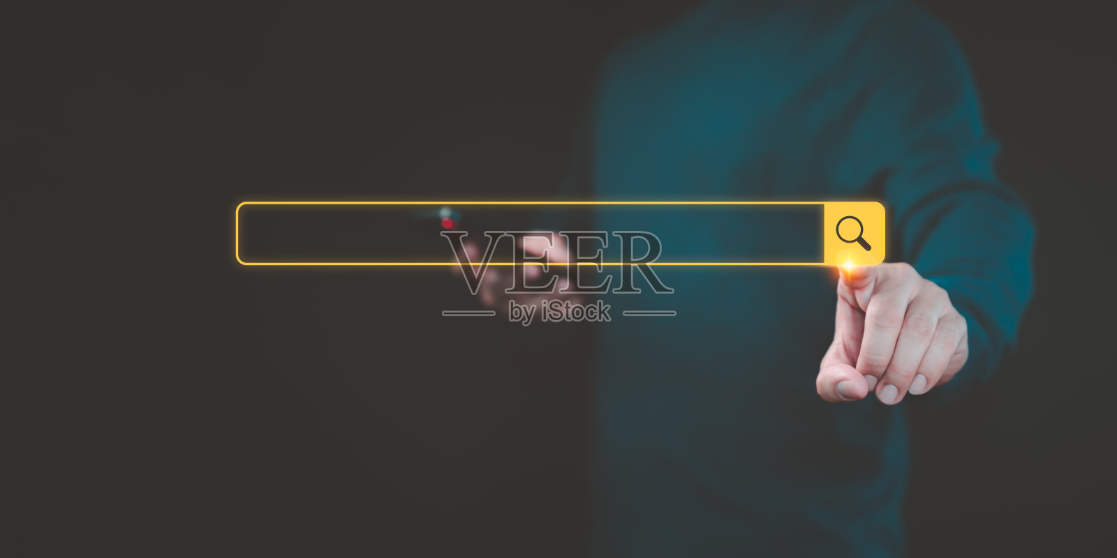 用户在电脑触摸屏上点击互联网搜索页面。技术概念搜索浏览互联网数据信息联网，复制空间。照片摄影图片