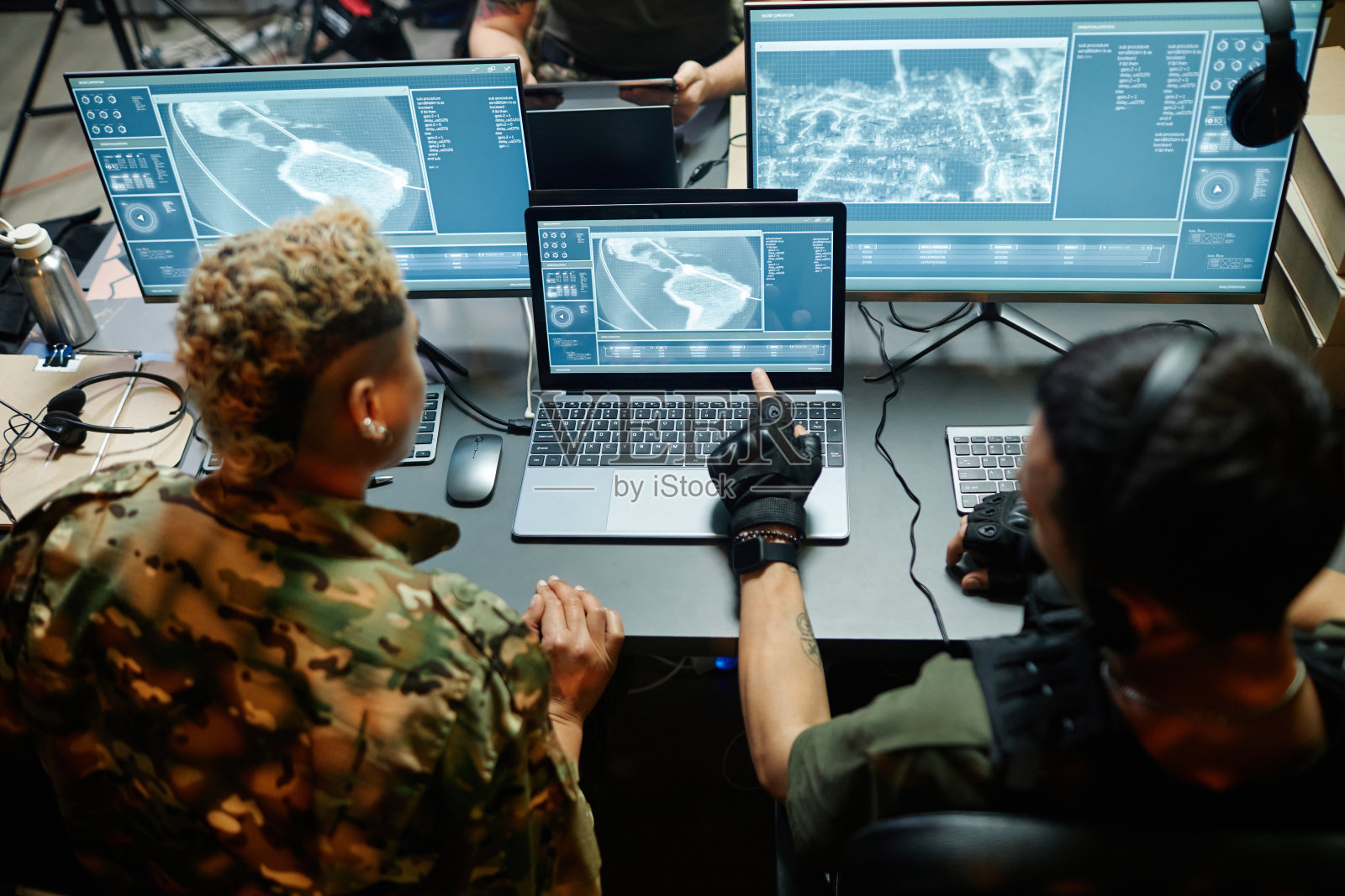 两名年轻的跨文化男女警官的后视图照片摄影图片