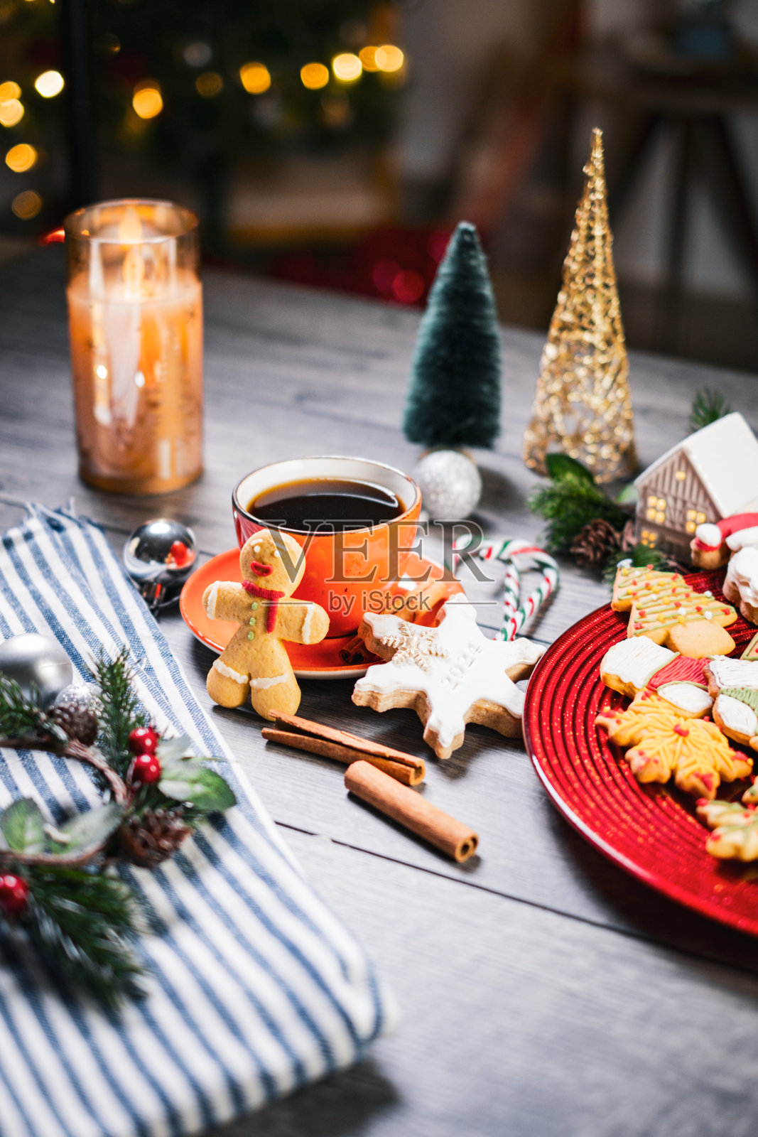 圣诞桌上有姜饼和圣诞饼干，还有一杯咖啡。照片摄影图片