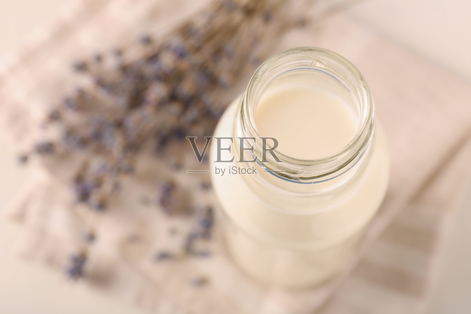 浅色桌上一瓶可口的牛奶，上图。文本空间照片摄影图片