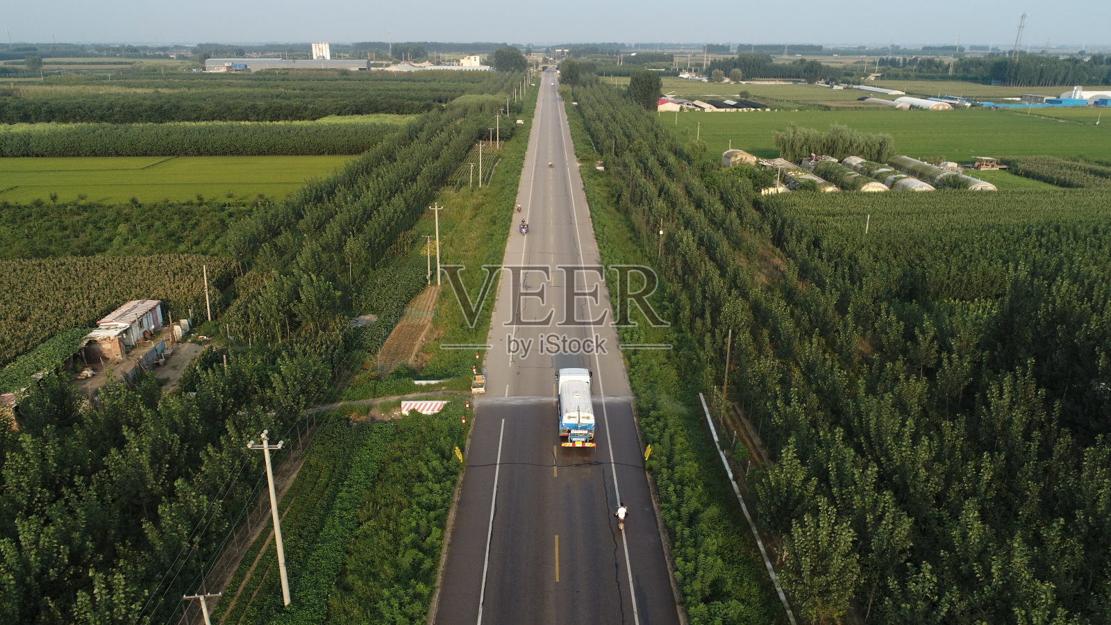 中国北方农村道路上的车辆和行人照片摄影图片