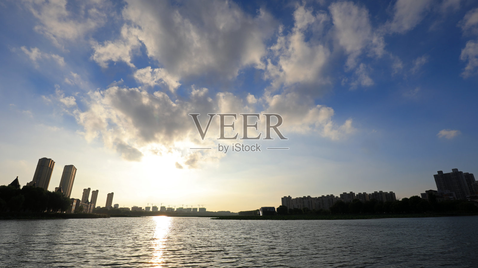 中国北方滨水城市建筑景观照片摄影图片